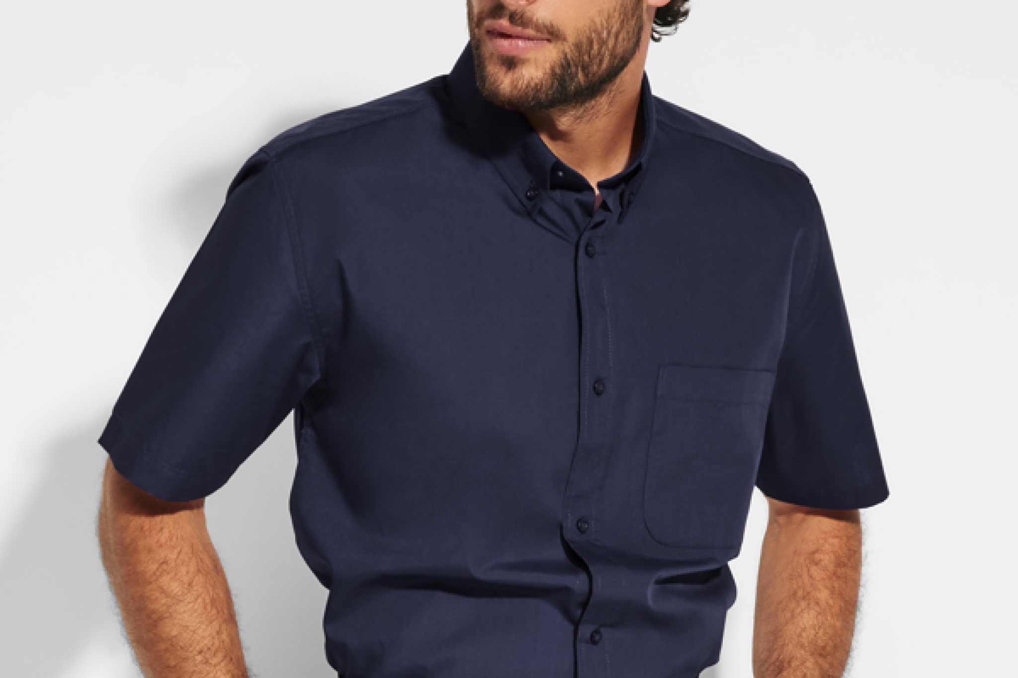 Camicia manica corta e colletto classico botton down. Taschino frontale lato sinistro